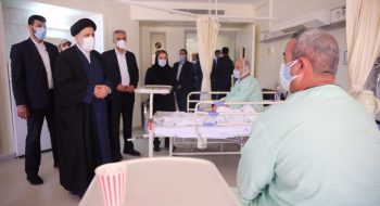 حضور سید ابراهیم رئیسی در جمع کارکنان و مراجعین بیمارستان میلاد
