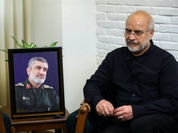 حضور قالیباف در منزل سرلشکر شهید امیرعلی حاجی‌زاده