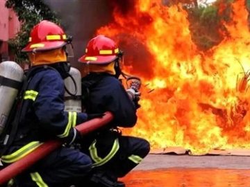 نجات ۲۳ شهروند از آتش سوزی ساختمانی در مشهد