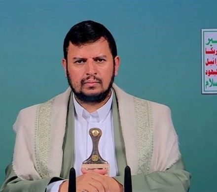 رهبر انصارالله یمن: هزینه بمب‌های اسرایٔیل علیه مردم غزه، از پول نفت کشورهای عربی تامین می‌شود