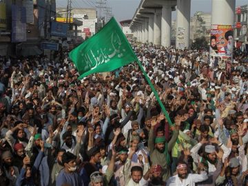 اعتراض گسترده در پاکستان؛ معترضان به سوی سفارت آمریکا در حرکت هستند
