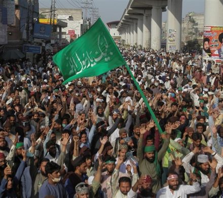 اعتراض گسترده در پاکستان؛ معترضان به سوی سفارت آمریکا در حرکت هستند