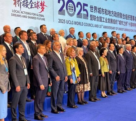 عکس یادگاری شهردار تهران با شهرداران جهان در نماد همبستگی شهرها