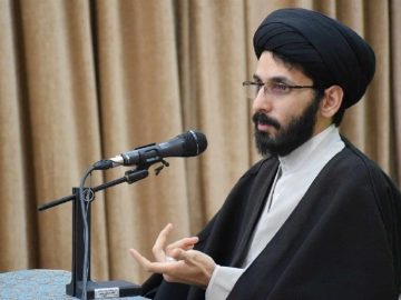 برخی برای افزایش دنبال کننده در فضای مجازی به نظام ناسزا می‌گویند