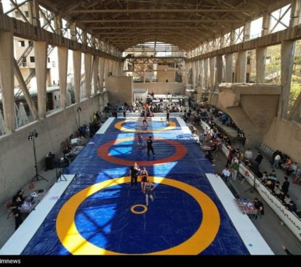 رقابت یک هزار کشتی‌گیر تهرانی در قلب کارخانه ۹۲ ساله سیمان ری