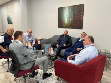 نشست مرتضی قربانی با ریٔیس و دبیرکل فدراسیون جهانی تیراندازی